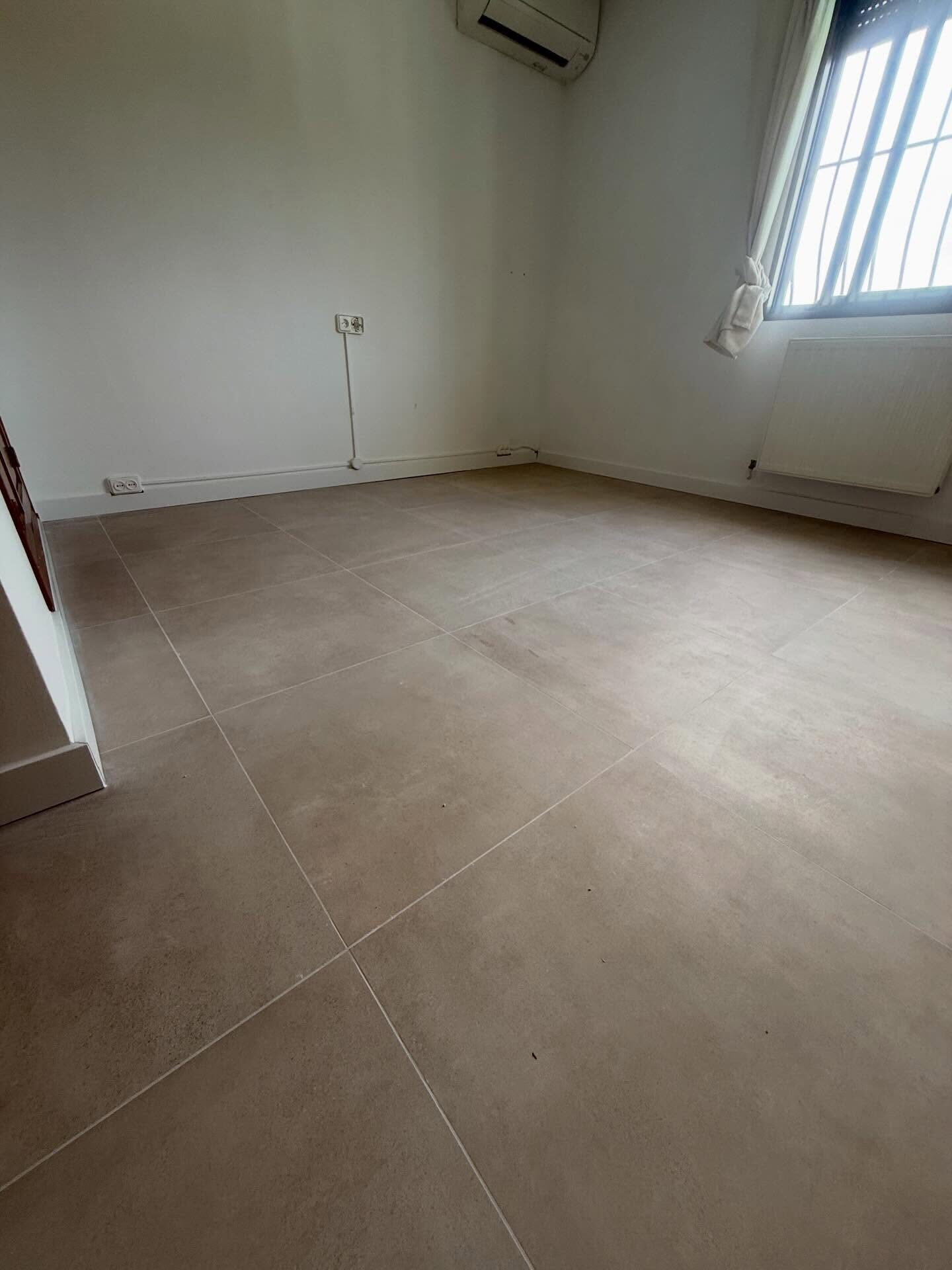 Grijze tegelvloer detail – JM Renovations Javea